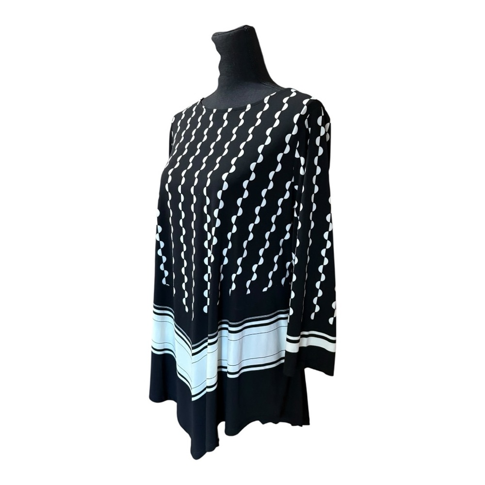 Alfani Point-Hem Iconic Mod Top.
Black and white mixed print. - Picture 4 of 5